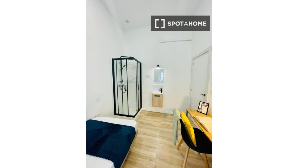 Double room Madrid, 12 beds, 185m² — photo 2