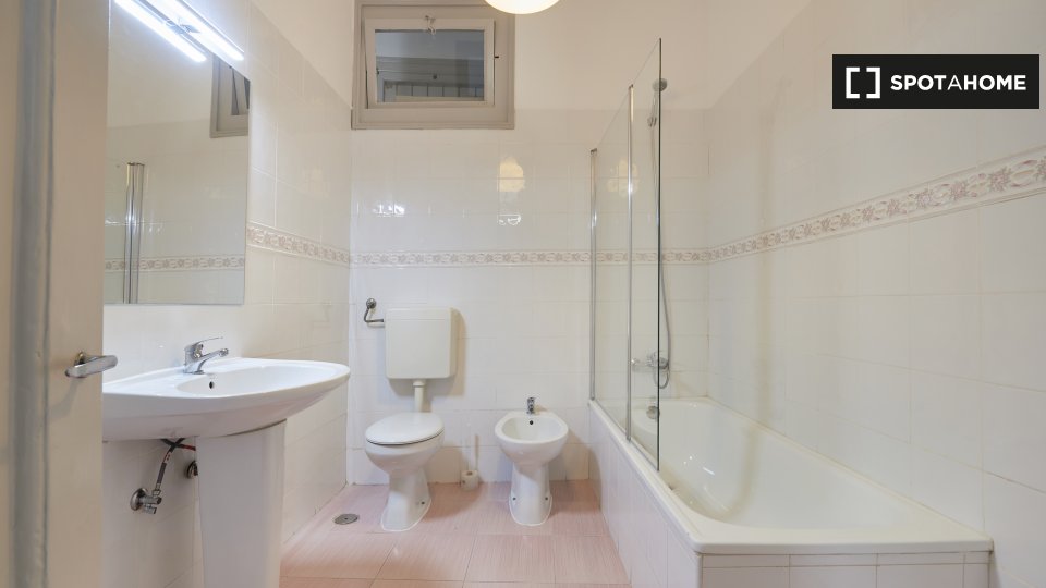 Double room Lisbon, 4 beds — photo 31