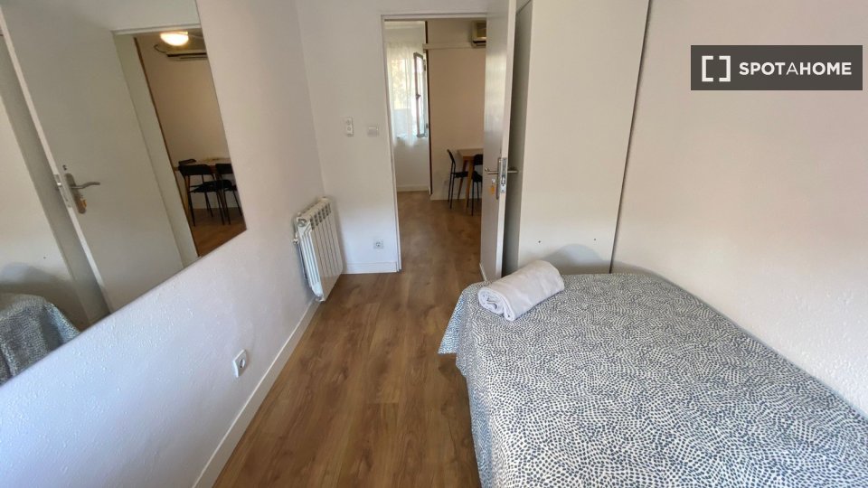 Double room Madrid, 3 beds — photo 14