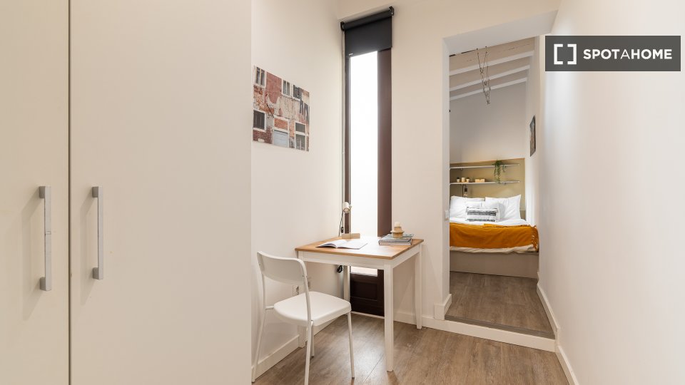 Double room Barcelona, 5 beds, 90m² — photo 3