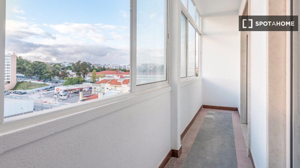 Double room Lisbon, 3 beds, 73m² — photo 2
