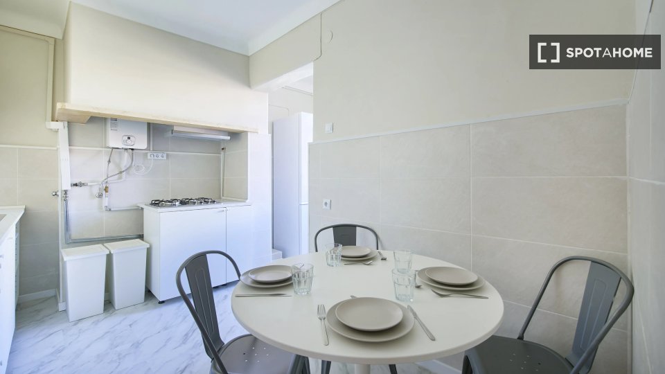 Double room Lisbon, 6 beds — photo 19