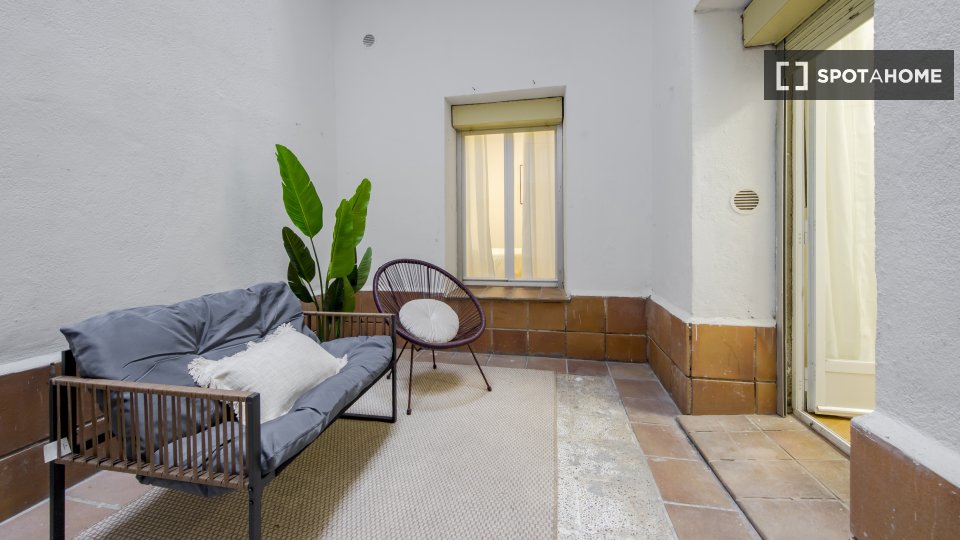 Double room Madrid, 5 beds, 130m² — photo 3