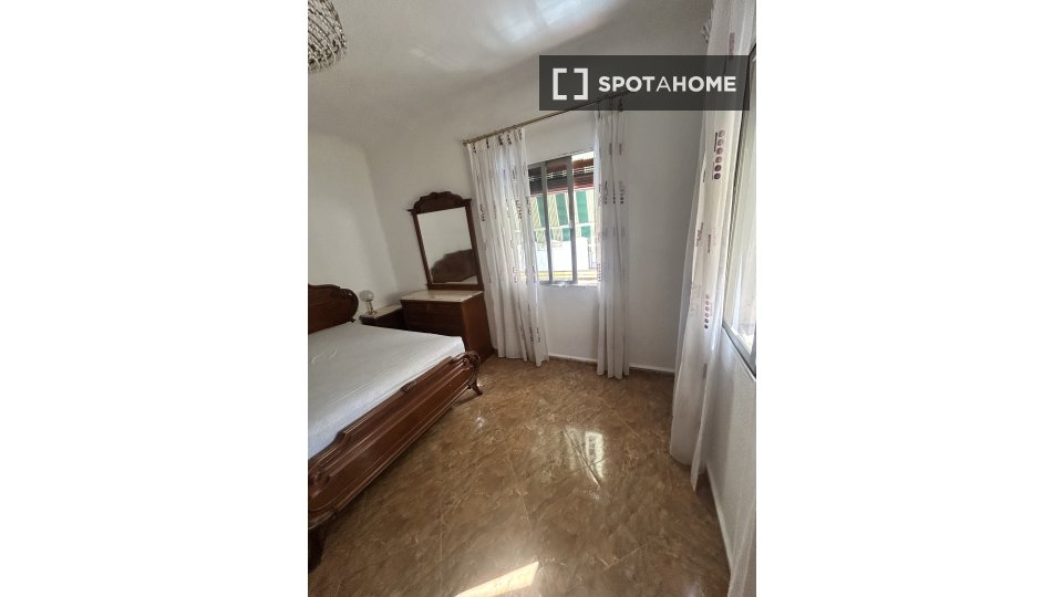Double room Granada, 1 bed, 77m² — photo 2