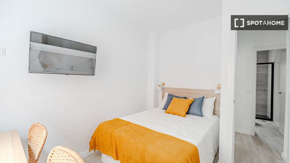 Double room Madrid, 3 beds, 12m² — photo 3
