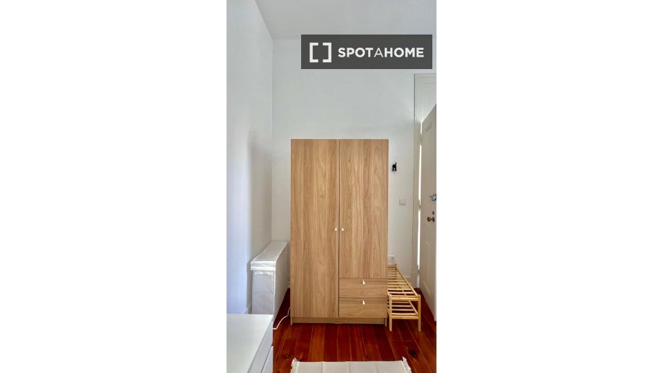 Double room Lisbon, 3 beds — photo 18