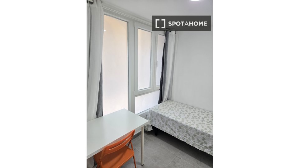 Double room Valencia, 5 beds, 85m² — photo 3