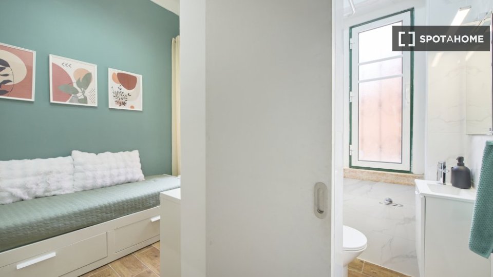 Double room Lisbon, 3 beds — photo 5