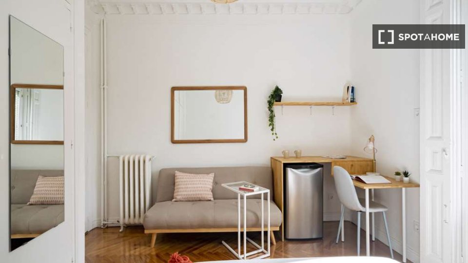 Stanza in appartamento condiviso con 8 posti letto in affitto ad Almagro, Madrid. - a Madrid