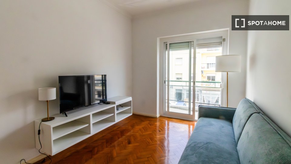 Double room Lisbon, 3 beds, 90m² — photo 25