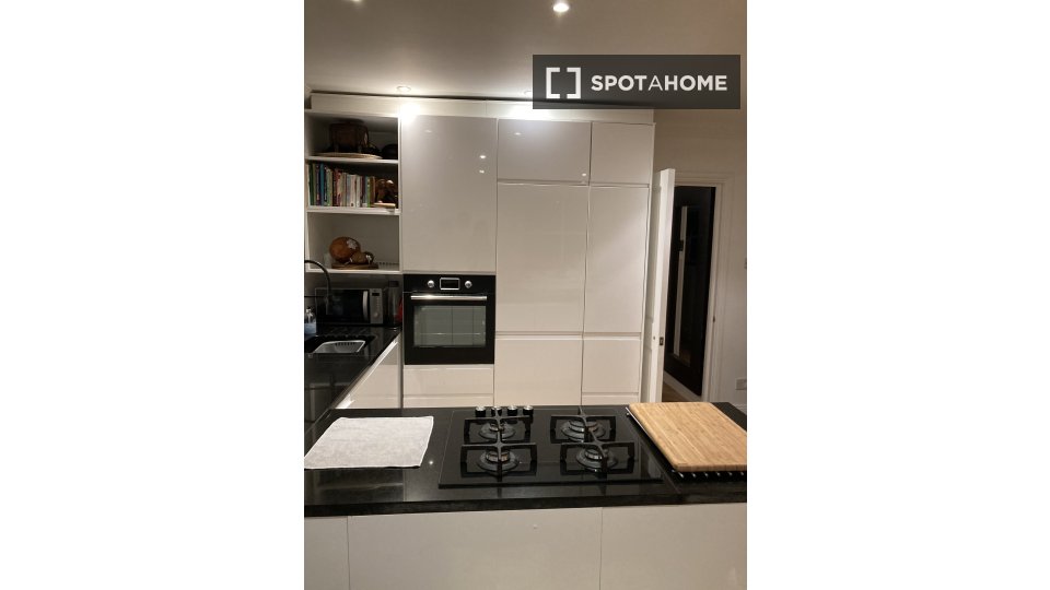 Double room London, 3 beds, 1000m² — photo 8