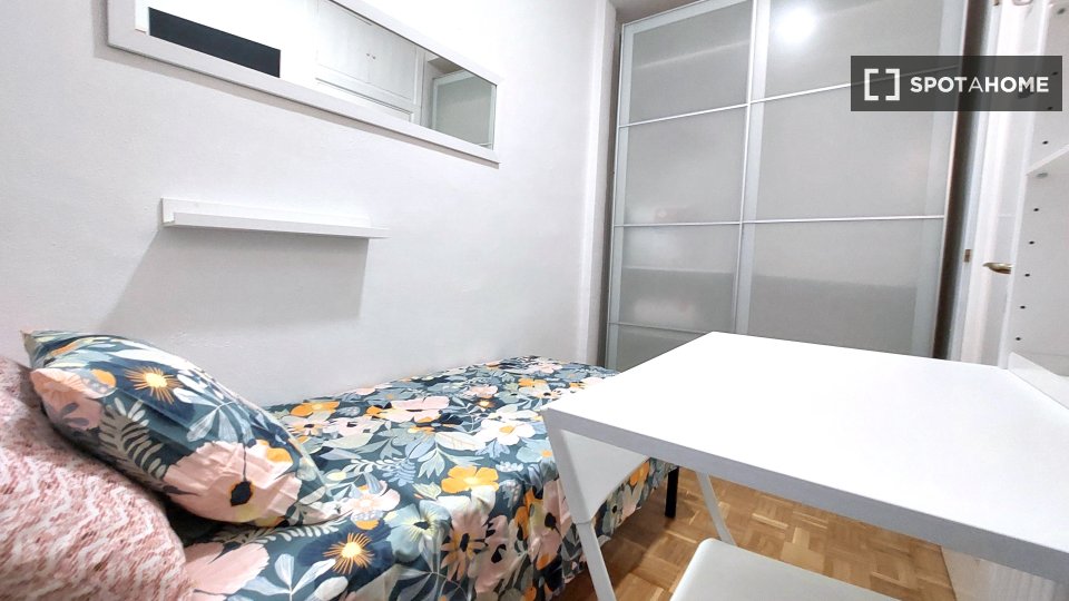 Double room Madrid, 4 beds, 61m² — photo 14