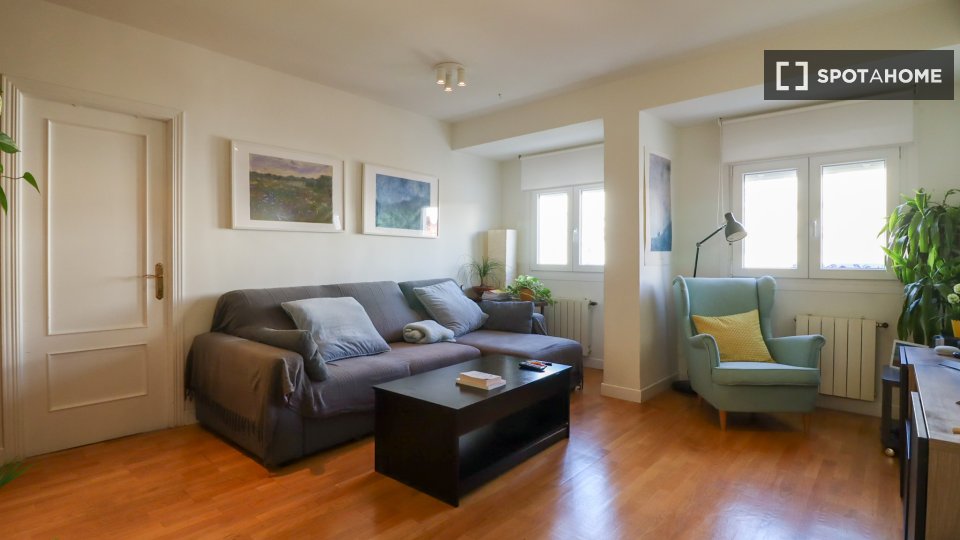 Piso de 2 dormitorios en alquiler en Palos de Moguer, Madrid.