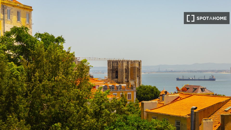 Apartment Lisbon, 2 beds, 110m² — photo 3