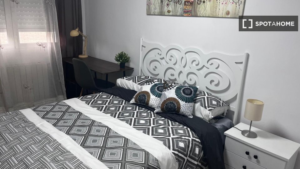 Se alquila habitación en piso compartido en Alcalá de Henares.