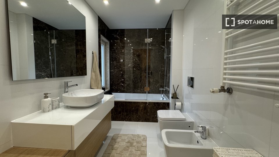 Apartment Lisbon, 2 beds, 99m² — photo 15