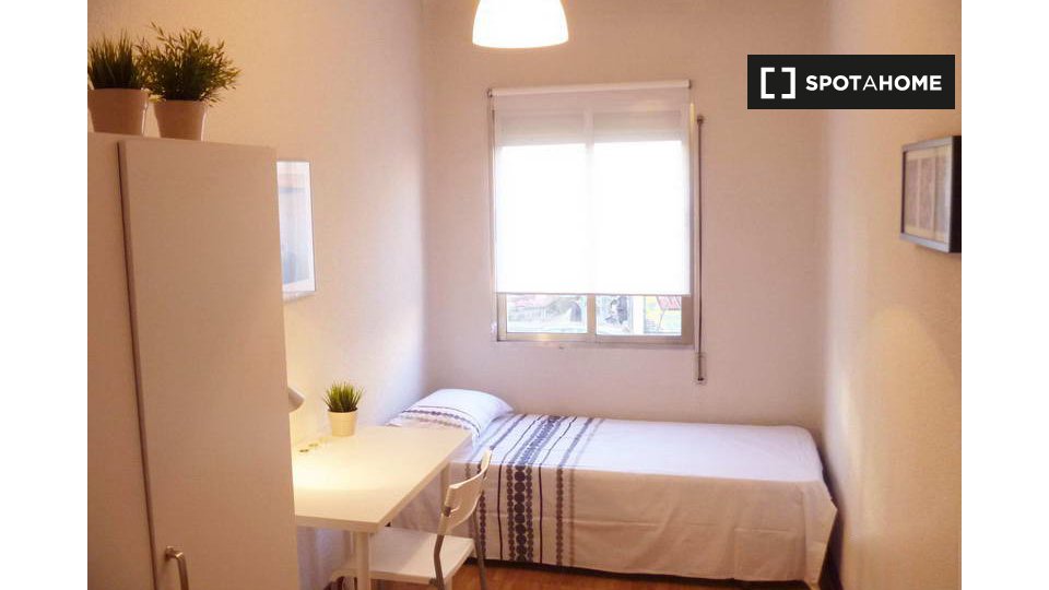 Double room Madrid, 3 beds — photo 11