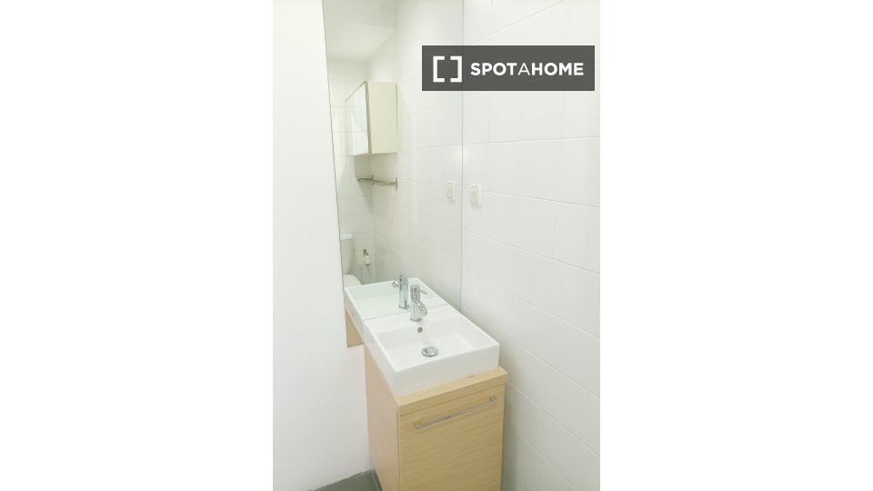 Double room Lisbon, 2 beds — photo 43