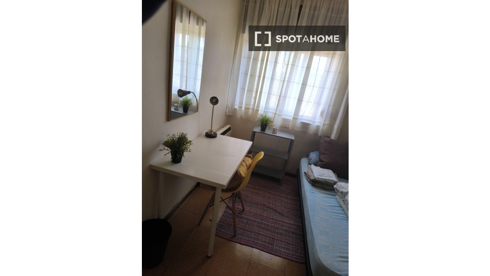 Double room Santiago_De_Compostela, 3 beds — photo 25