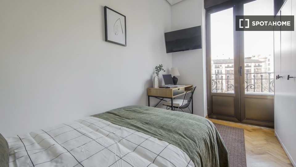 Double room Madrid, 7 beds, 120m² — photo 27