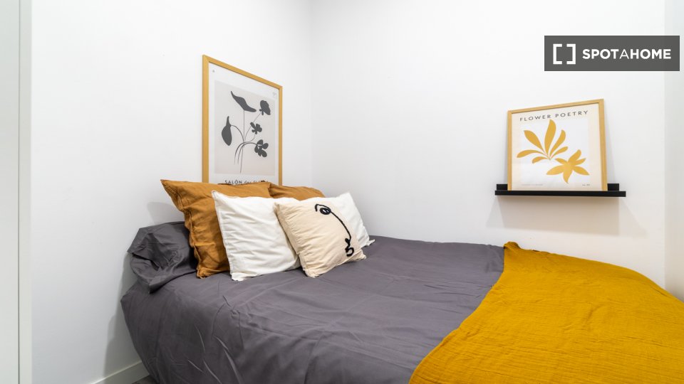 Double room Madrid, 9 beds, 108m² — photo 2
