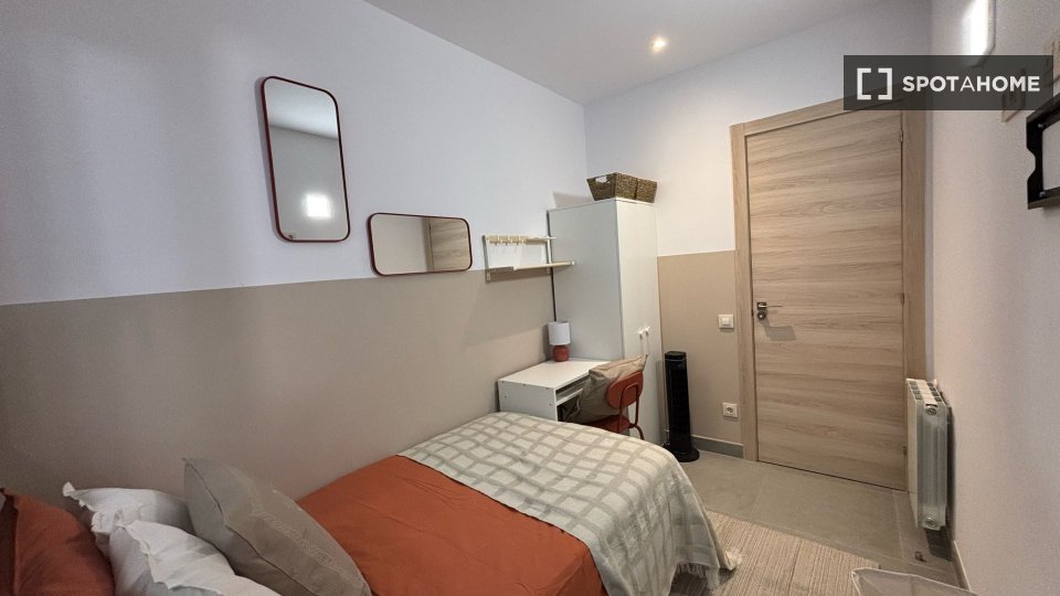Double room Barcelona, 4 beds, 90m² — photo 9
