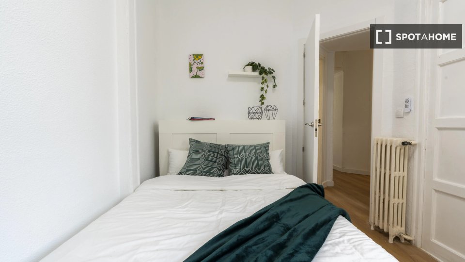 Double room Madrid, 5 beds — photo 3