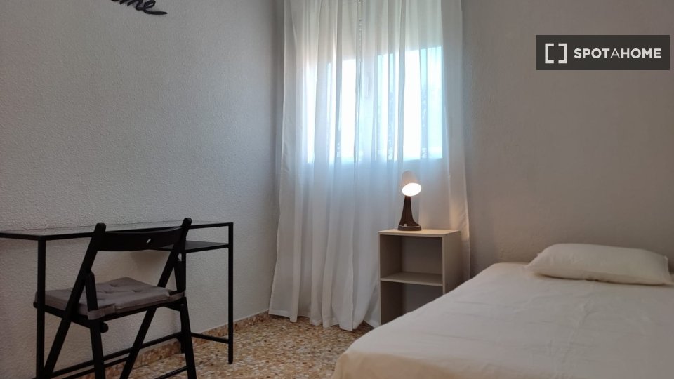 Se alquila habitación en piso compartido en Palomeras Bajas