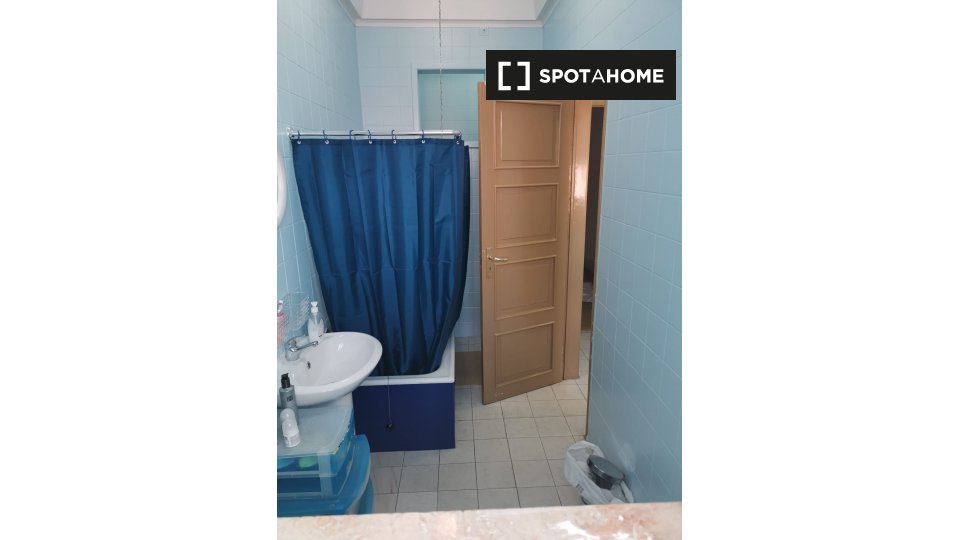 Double room Lisbon, 5 beds — photo 9