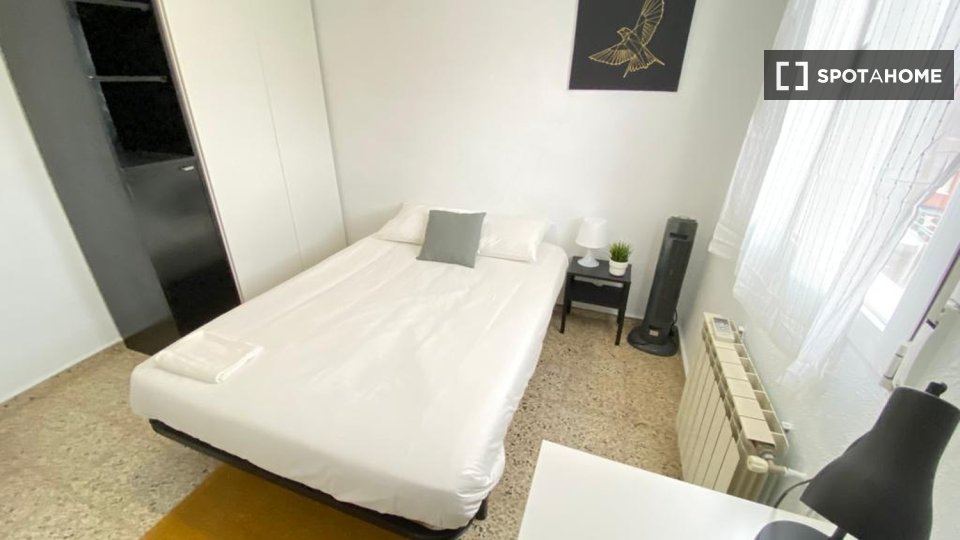 Habitación en piso compartido de 5 habitaciones en Ventas, Madrid.