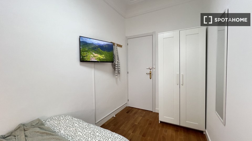 Habitación en piso compartido de 6 habitaciones en alquiler en Sol, Madrid