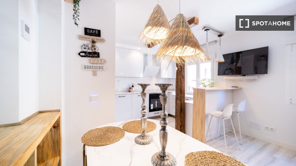 Double room Madrid, 3 beds, 80m² — photo 9