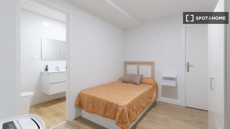 Double room Alicante, 7 beds, 201m² — photo 17