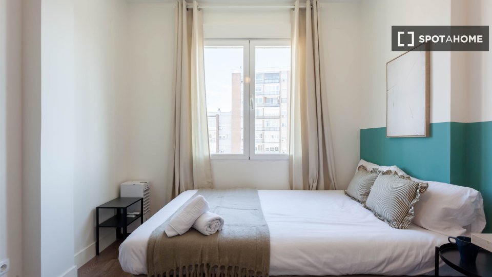 Habitación en piso compartido de 5 habitaciones en Estrella, Madrid.