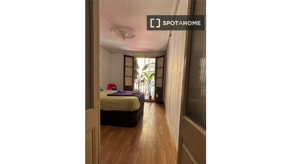 Double room Barcelona, 3 beds, 80m² — photo 1