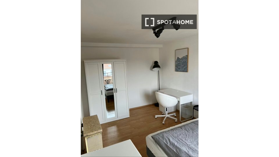 Double room Stuttgart, 3 beds, 80m² — photo 9