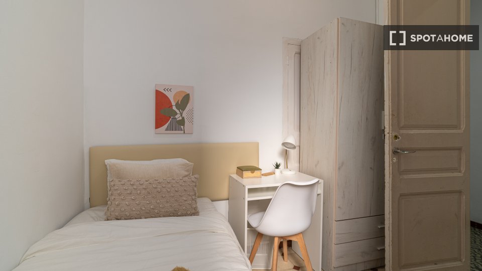 Double room Barcelona, 7 beds, 121m² — photo 12