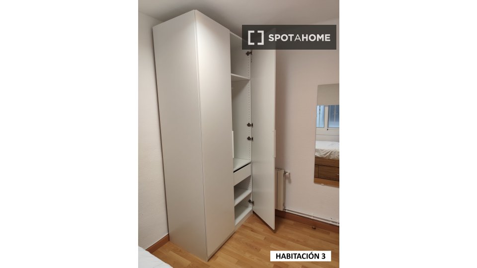 Habitación en un piso compartido de 3 habitaciones en alquiler en Cerdanyola.