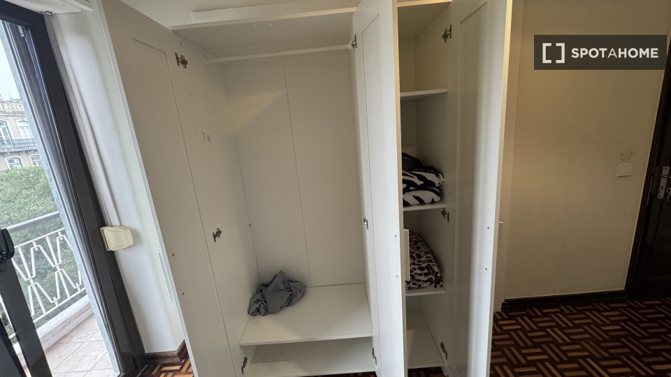 Double room Lisbon, 4 beds, 112m² — photo 10