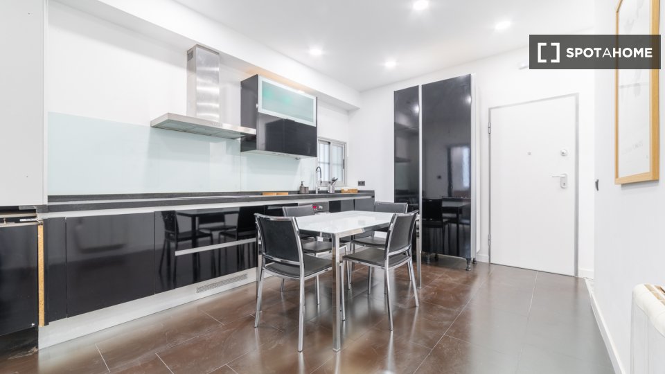Double room Madrid, 9 beds, 108m² — photo 17