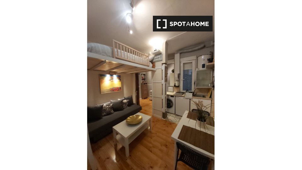 Estudio Dúplex con Mobiliario Moderno en Malasaña, Madrid