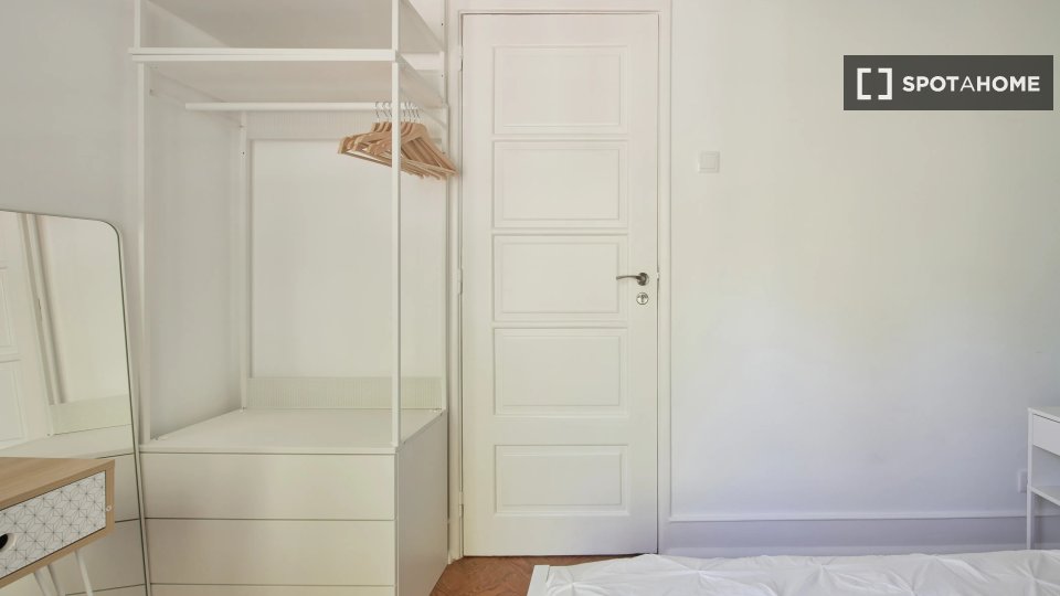 Double room Lisbon, 6 beds — photo 12