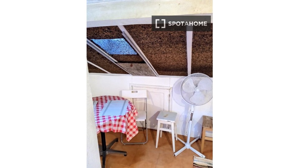 Double room Lisbon, 3 beds — photo 11
