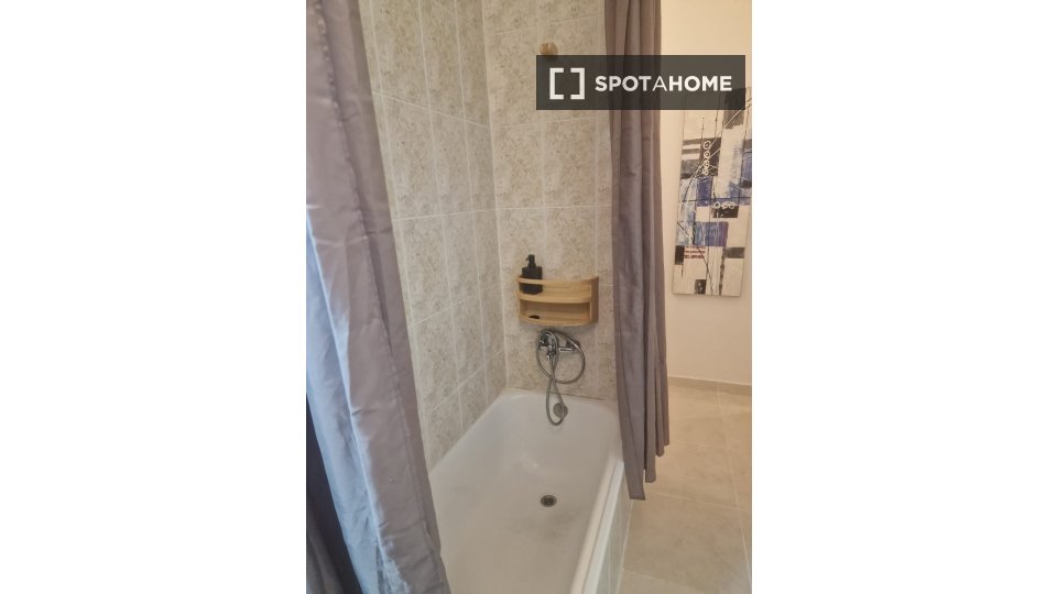 Double room Lisbon, 3 beds — photo 14