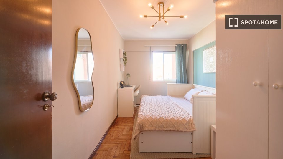 Double room Lisbon, 5 beds — photo 3