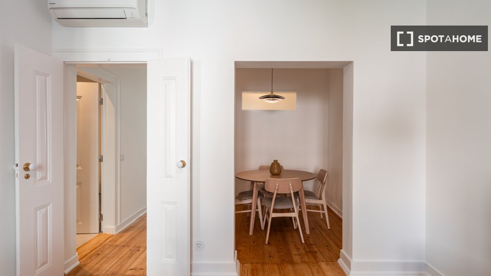 Apartment Lisbon, 2 beds, 70m² — photo 3