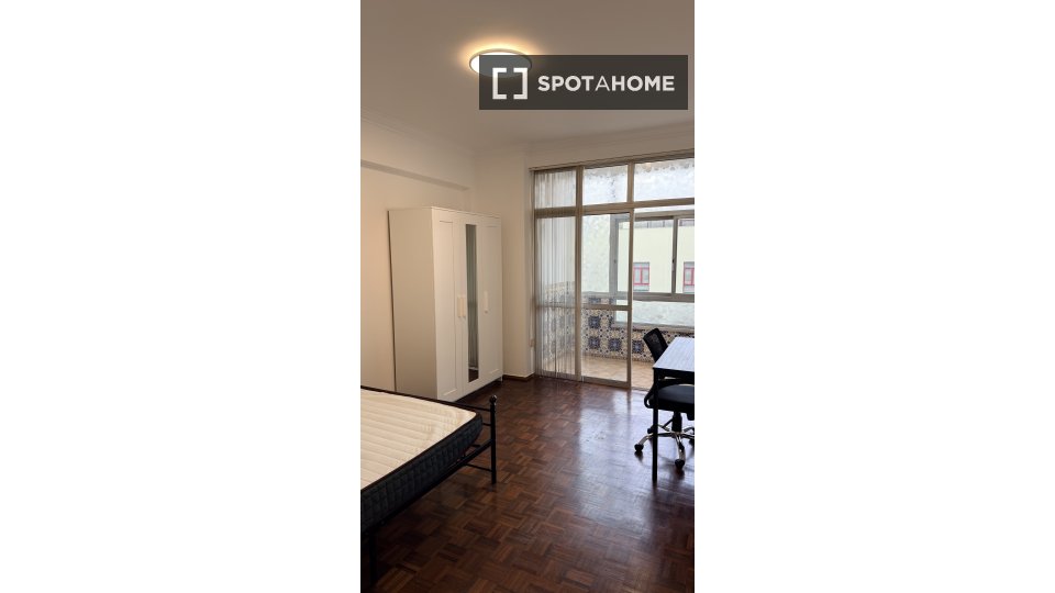 Double room Lisbon, 4 beds, 110m² — photo 1