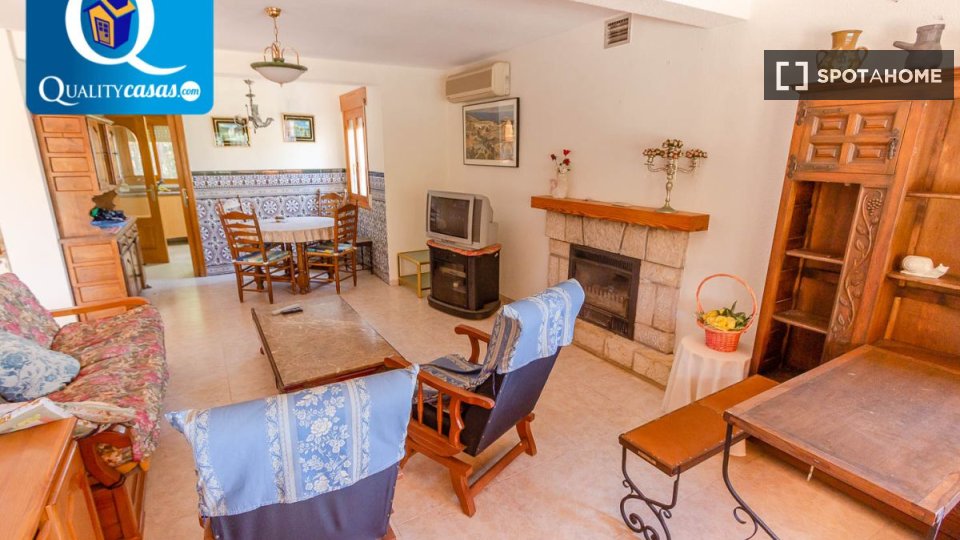 Se alquila piso de 5 habitaciones en El Campello, Alicante.