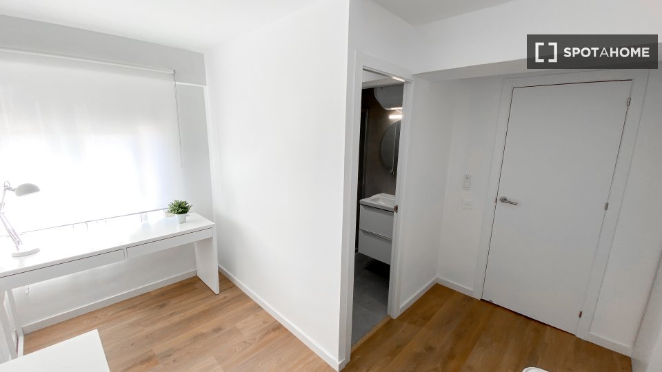 Double room Valencia, 5 beds, 110m² — photo 11
