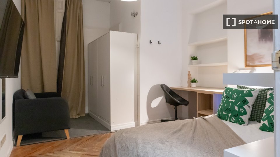 Double room Madrid, 8 beds, 160m² — photo 9